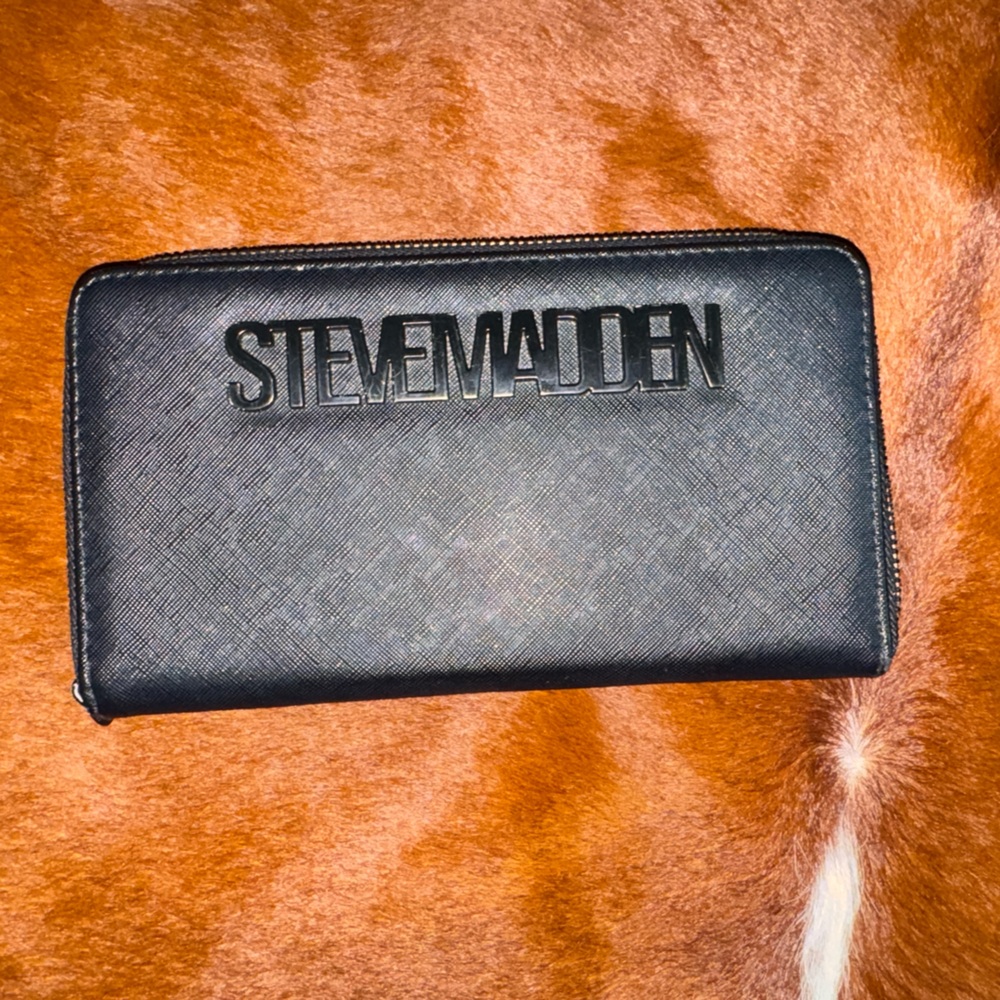 Steve Madden Textured Black Zip Wallet
